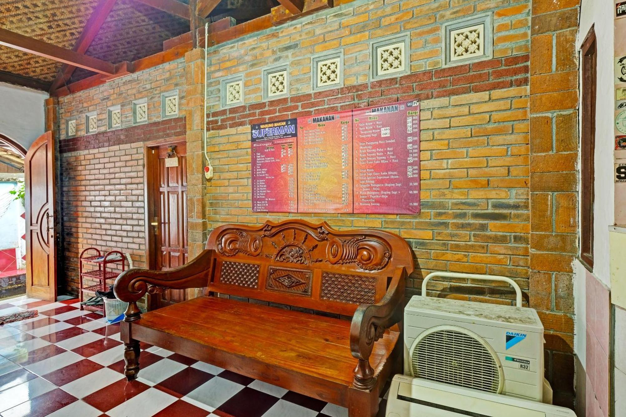 Spot On 91915 Homestay Superman Yogyakarta Exteriör bild