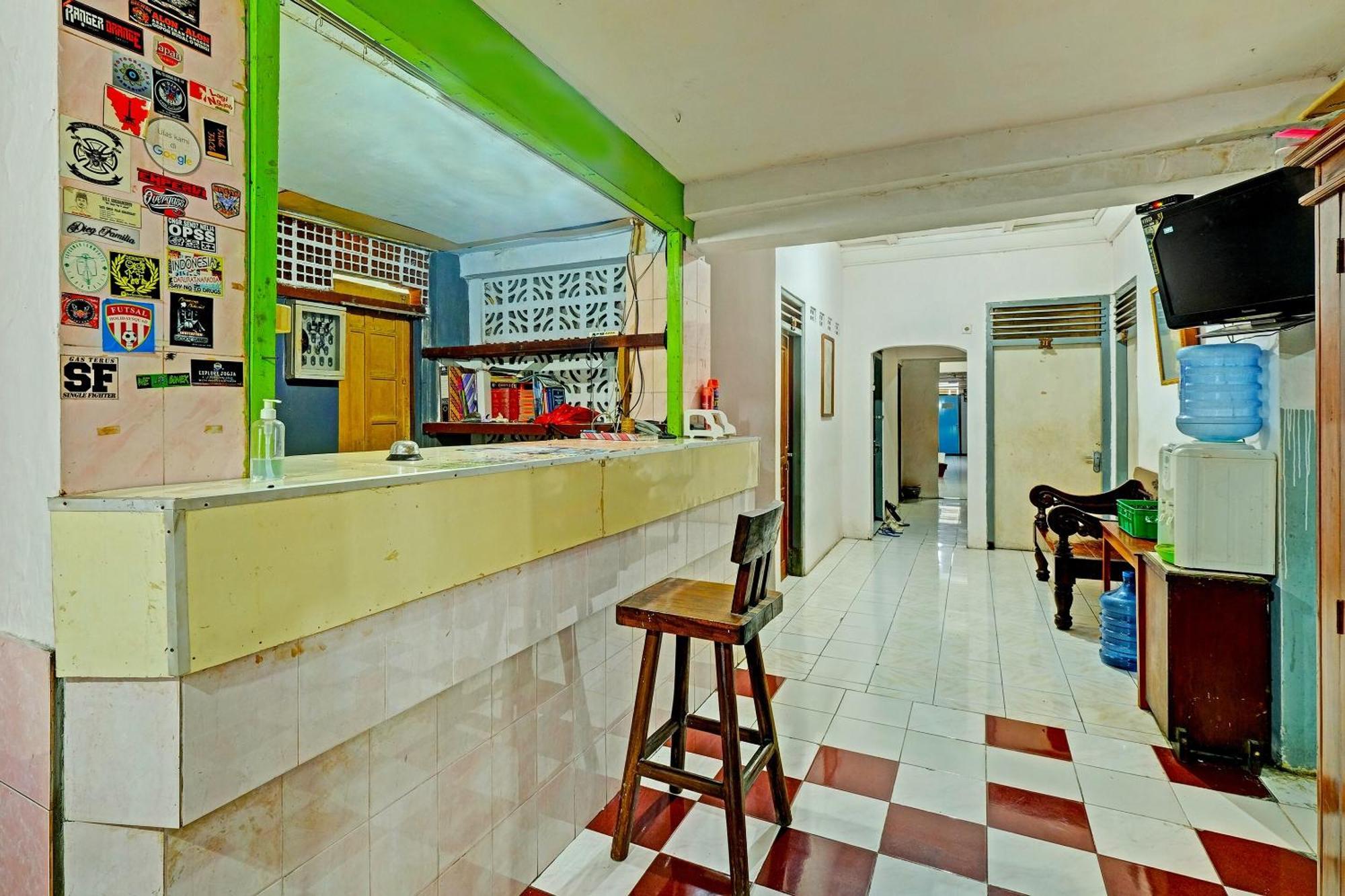 Spot On 91915 Homestay Superman Yogyakarta Exteriör bild
